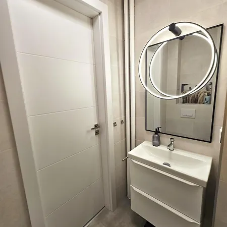 New Offer!!! Zytnia Premium Apartment, Quiet, Metro Station, Easy Access Warszawa